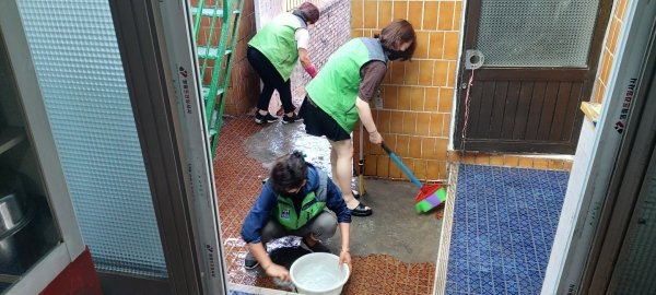 송림1동 지역사회보장협의체, 홀몸 어르신 가정 청소 봉사 진행